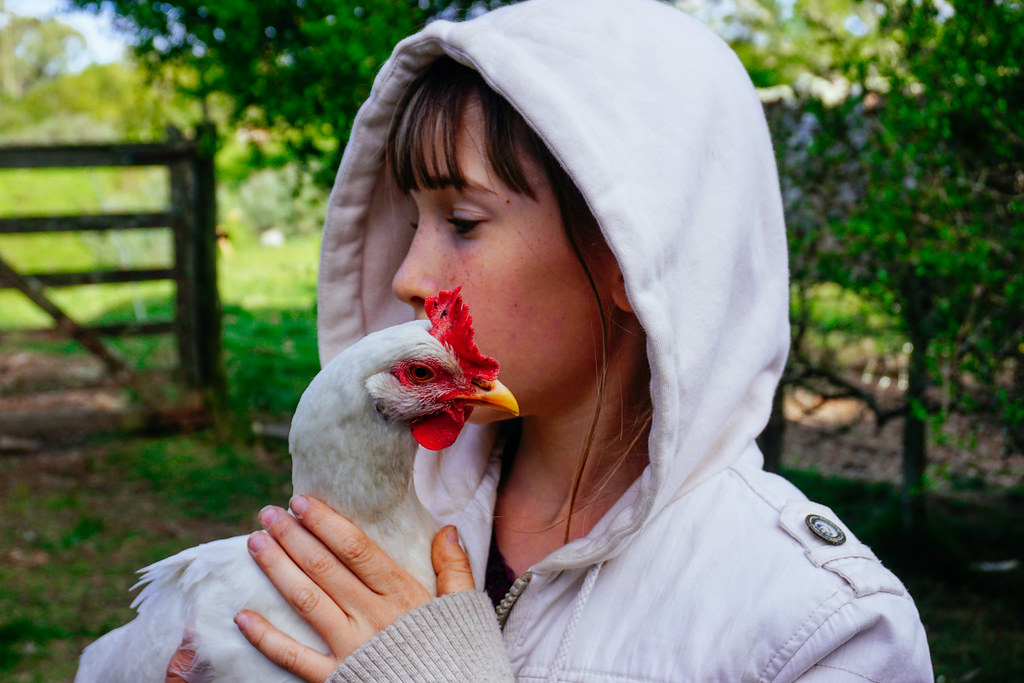 Mujer sosteniendo a un recién nacido en un retrato tierno
