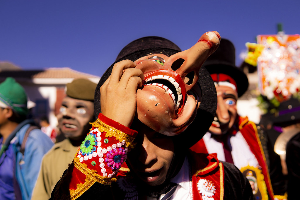 Mujer con atuendo y maquillaje de carnaval